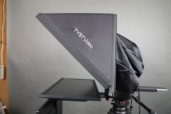 Teleprompter a doppio schermo ad alta trasmissione luminosa da 22 pollici per interni/esterni presso TYSTVideo